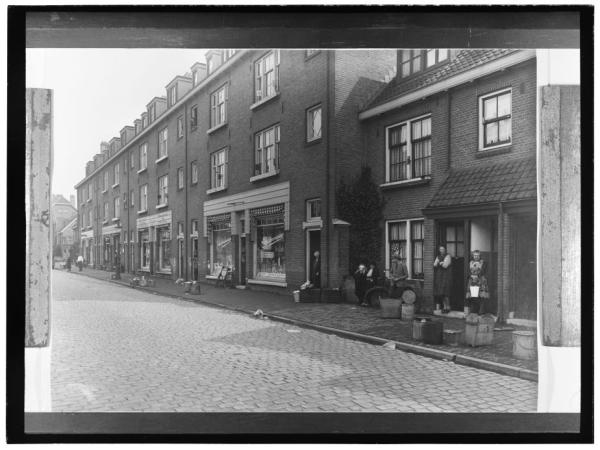 Van der Pekstraat  <p>Farhad Sabah, de huidige eigenaar is zeer geinteresseerd in de kopie van de foto uit 1925 die Lenie Repko bij zich had. Foto: Beeldbank Stadsarchief Amsterdam.</p>