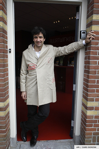 Directeur Paul Spies in de door 'Textieldrukkerij Amsterdam' bedrukte stofjas. Foto: Caro Bonink, 2011.  