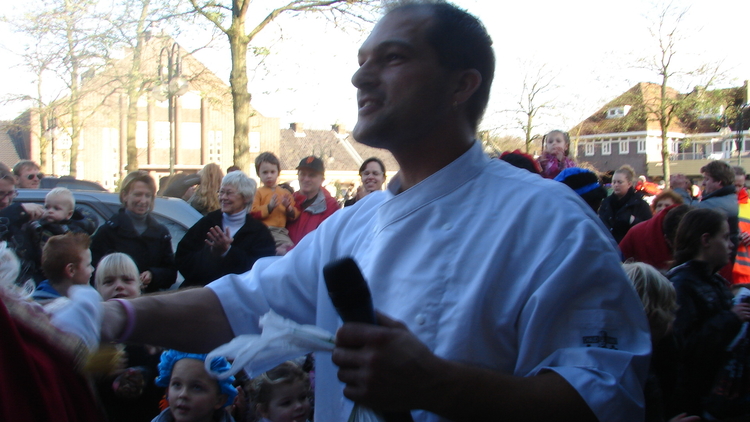 De bakker!  <p>Jeffrey Isken ontvangt elk jaar Sinterklaas tijdens de intocht op het Zonneplein.</p>