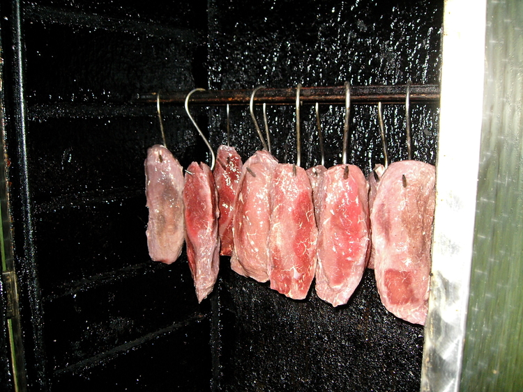 Het vlees achter in de slagerij  <p>Foto: Annielies Griffioen, november 2010.</p>