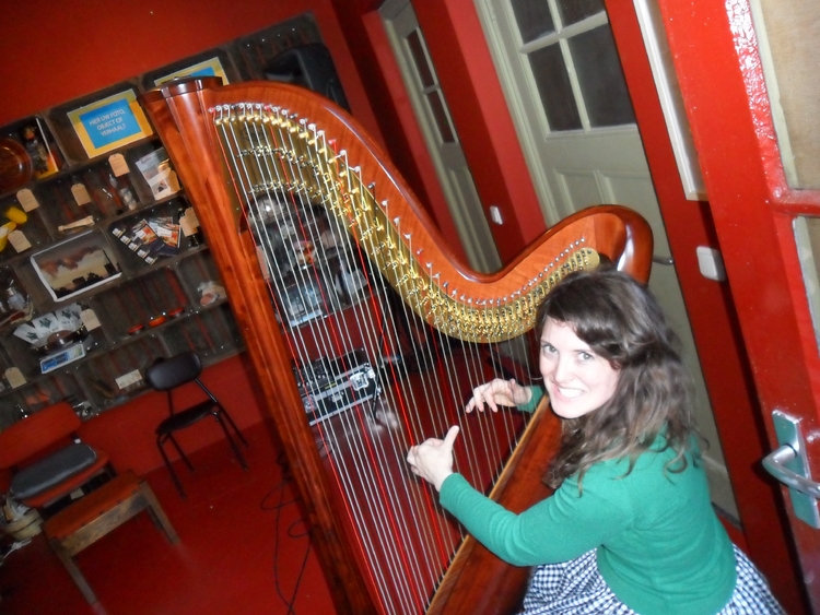 Harpiste Habiba in de buurtlocatie. Foto: THD.  