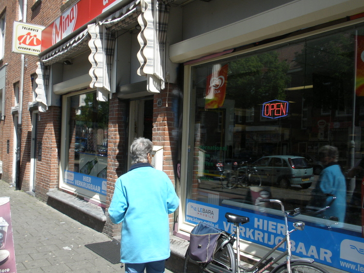 Mina  <p>Lenie Repko voor haar oude winkel, nu belhuis Mina, 2011.</p>