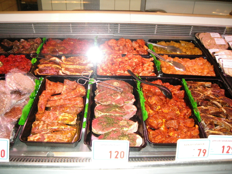 De goedgevulde toonbank van slager Halal  <p>Foto: Annielies Griffioen, November 2010.</p>