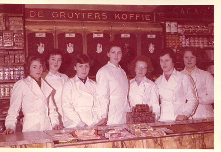 De Gruyter 3  <p>In het filiaal van De Gruyter op het Zonneplein. Met mijn snoepje van de week, derde van links. Deze winkel was nog een bedieningszaak. (foto: 1959, Jan Wiebenga).</p>
