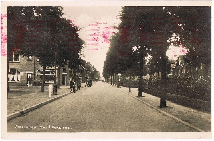  Van der Pekstraat, ca. 1942   <p>Dit is het begin van de Van der Pekstraat bij het Van der Pekplein. Links op de hoek zat een kruidenier.</p>